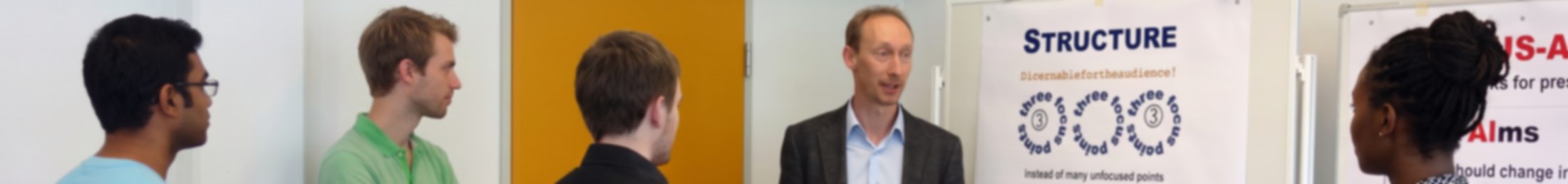 Carsten Rohr im Gespräch mit Teilnehmenden eines Workshops