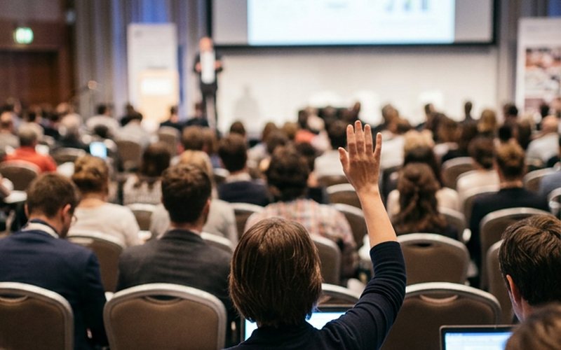 Vortrag vor großem Publikum in einer Halle
